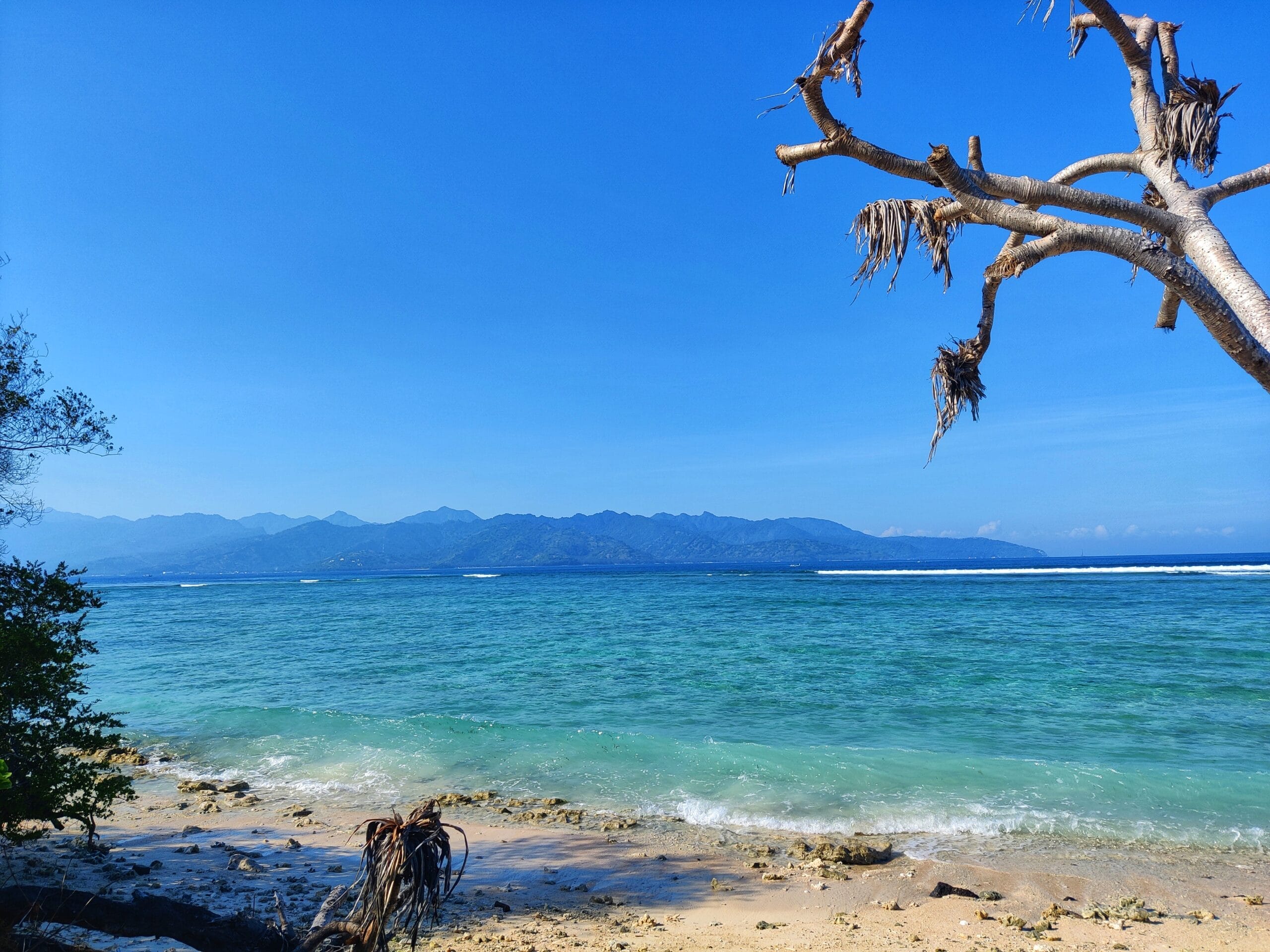 Vista deslumbrante da praia de Gili Trawangan, famosa por suas águas turquesas e areia fina