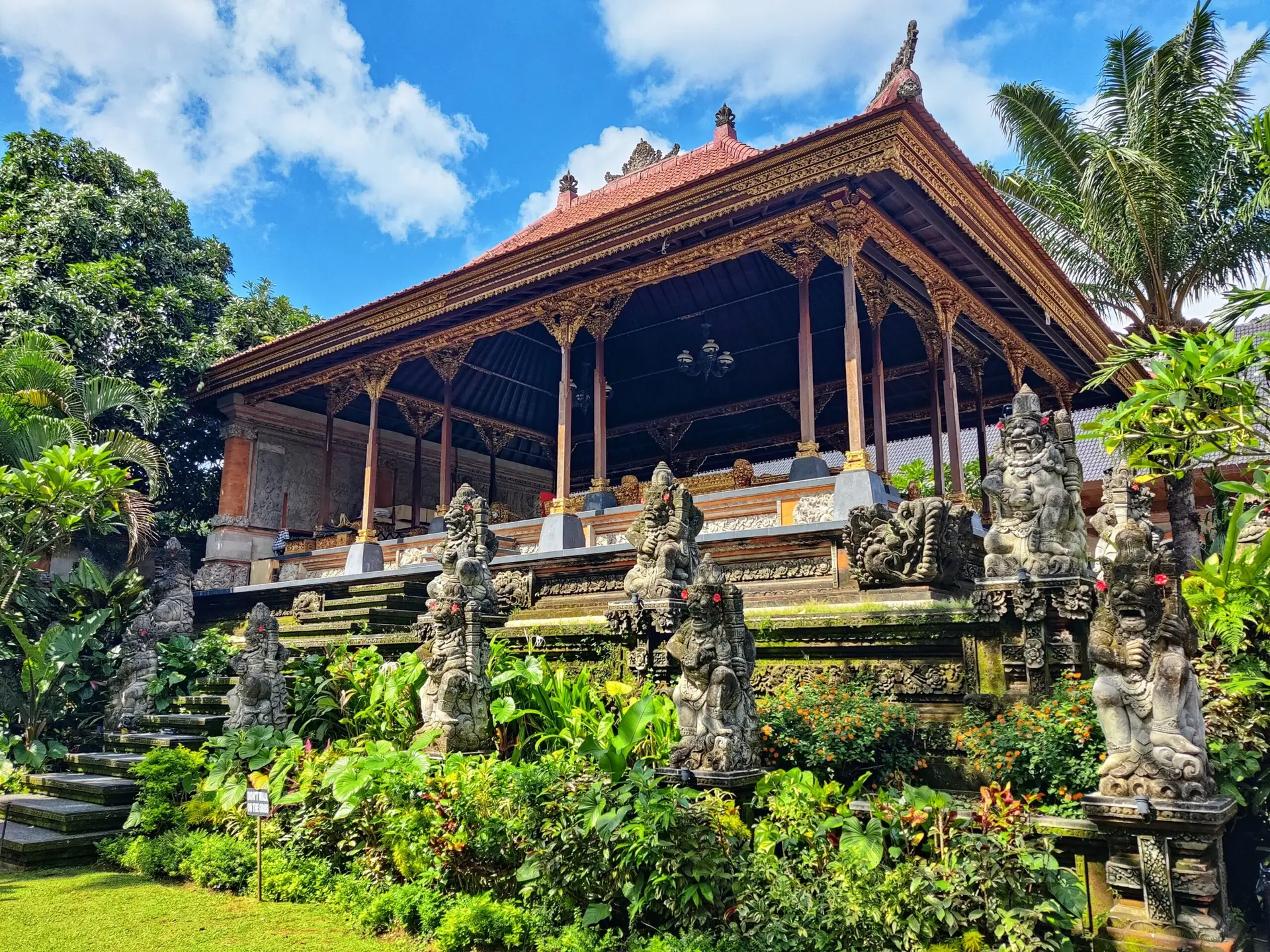 O charme espiritual do templo em Ubud, Bali, no coração da natureza