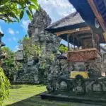 Découvrez la sérénité du temple hindou d’Ubud, un lieu emblématique de Bali, où l’architecture sacrée se mêle à la beauté tropicale