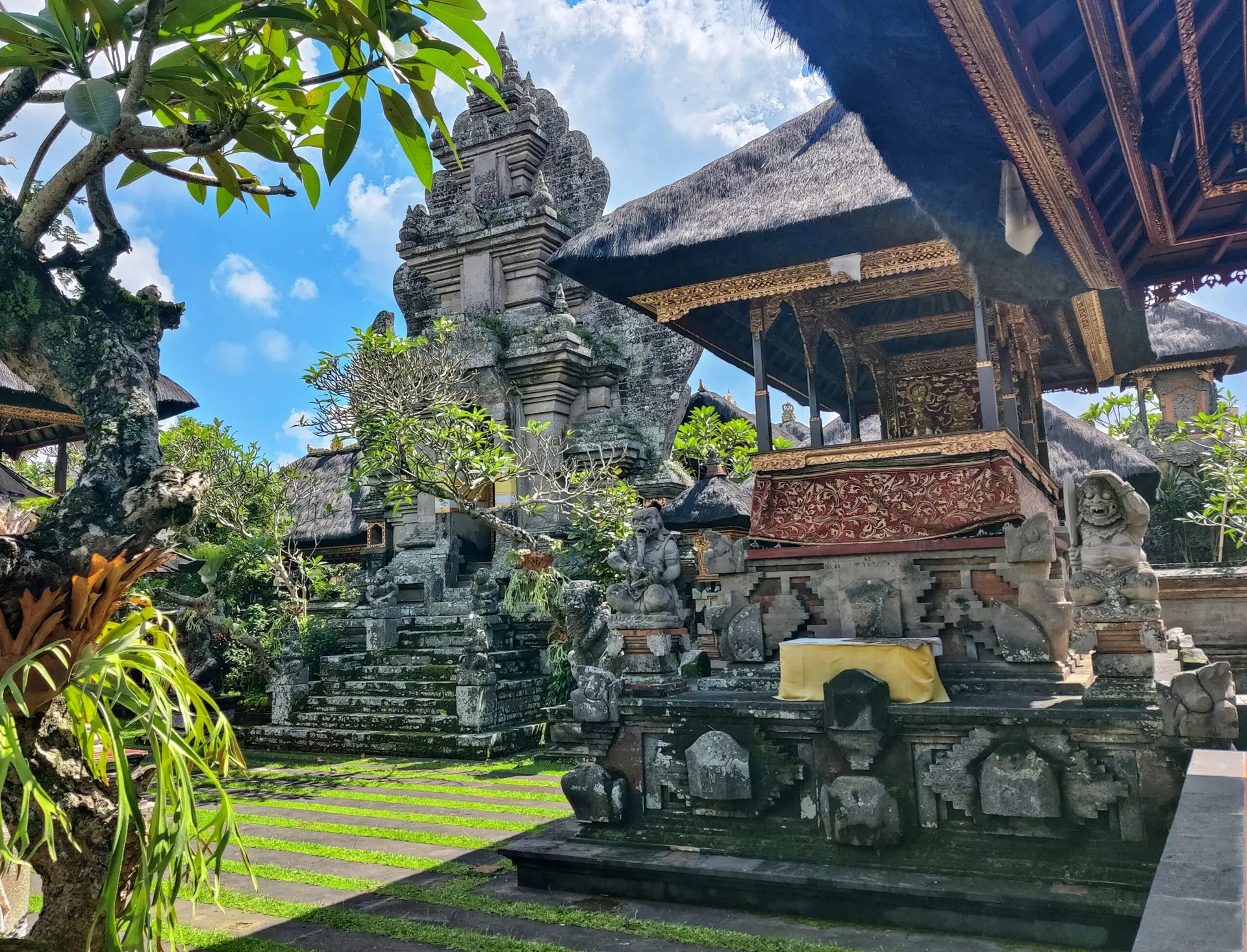 Découvrez la sérénité du temple hindou d’Ubud, un lieu emblématique de Bali, où l’architecture sacrée se mêle à la beauté tropicale