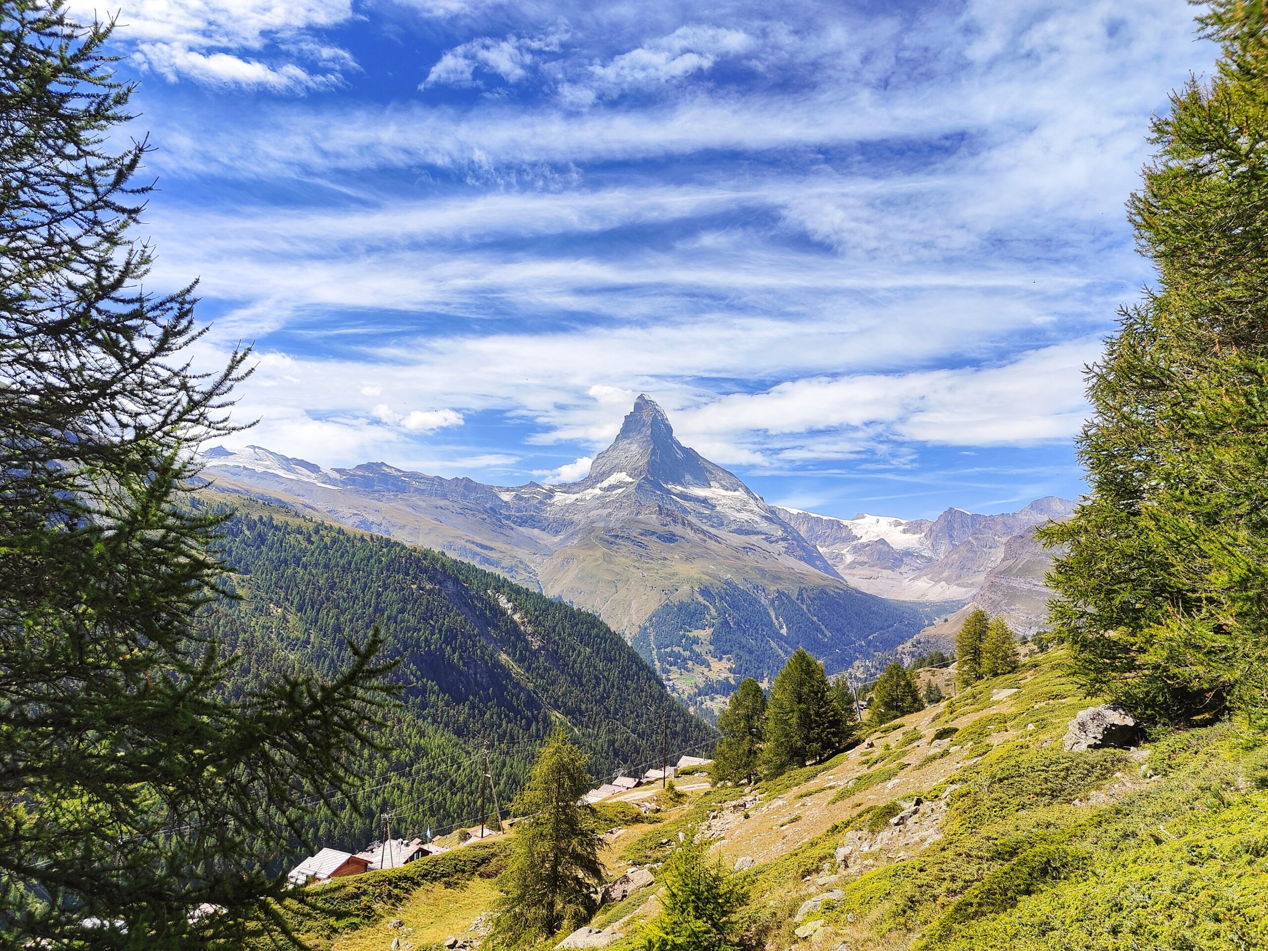 A Trilha dos 5 Lagos (5-Seenweg) oferece uma caminhada inesquecível pelos Alpes Suíços, passando por lagos cristalinos que refletem o imponente Matterhorn.