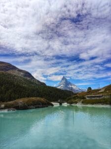Moosjisee: O Lago Turquesa Artificial com Vista para o Matterhorn