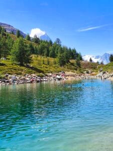 Grünsee: O Lago Alpino de Águas Esverdeadas nos Alpes Suíços