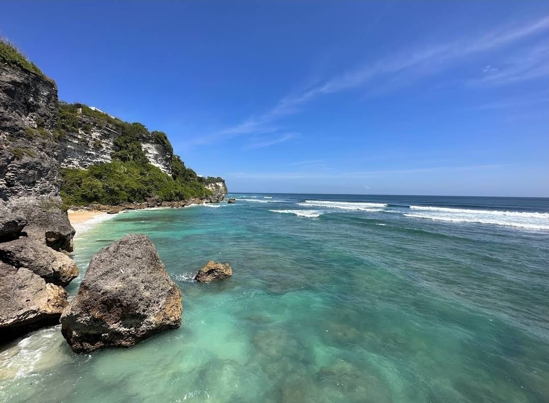 As falésias imponentes e as praias escondidas de Uluwatu oferecem uma vista deslumbrante do Oceano Índico