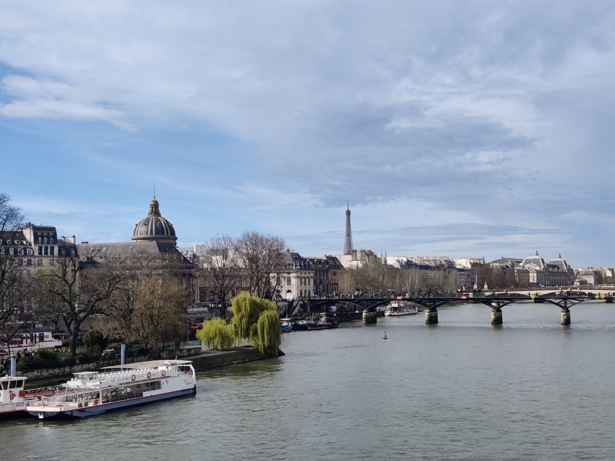 A magia de Paris às margens do Sena, sob o olhar majestoso da Torre Eiffel